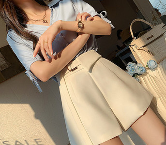 Μοντέρνο γυναικείο σορτς σε τρία χρώματα