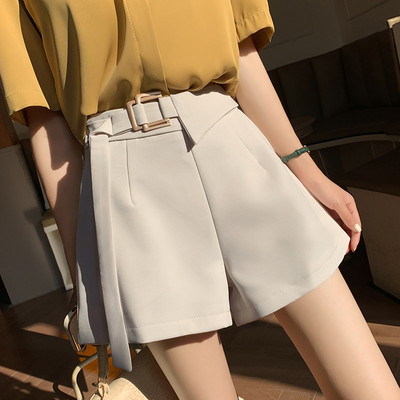 Μοντέρνο γυναικείο σορτς σε τρία χρώματα