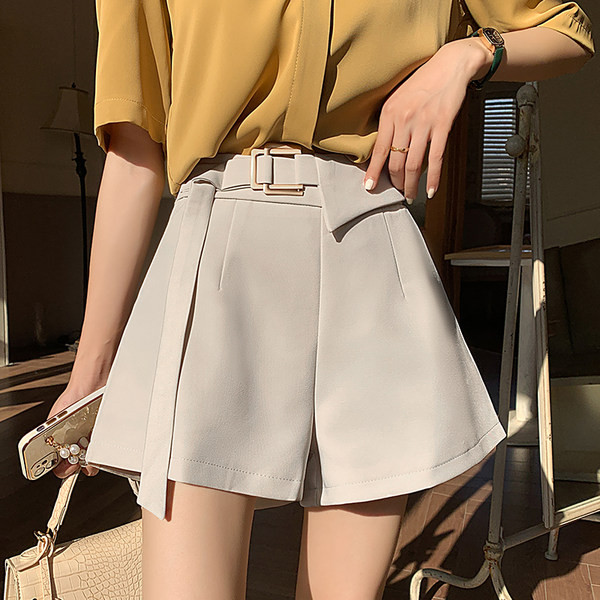 Μοντέρνο γυναικείο σορτς σε τρία χρώματα