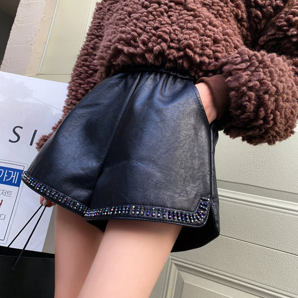 Novi model ženskih kratkih hlača od eko kože