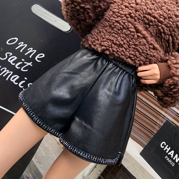 Novi model ženskih kratkih hlača od eko kože