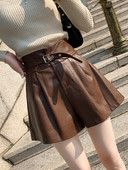 Naiste nahast lühikesed püksid koos vööga kahes värvitoonis