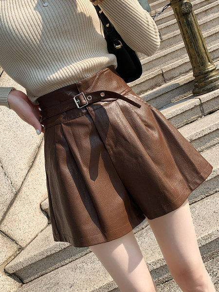 Naiste nahast lühikesed püksid koos vööga kahes värvitoonis