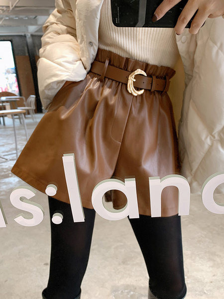 Kratke hlače od umjetne kože model kroja sa remenom