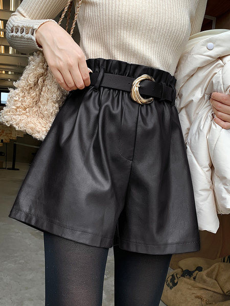 Kratke hlače od umjetne kože model kroja sa remenom