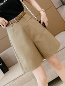 Φαρδύ μοντέλο γυναικείο σορτς με ψηλή μέση και βαθιές τσέπες