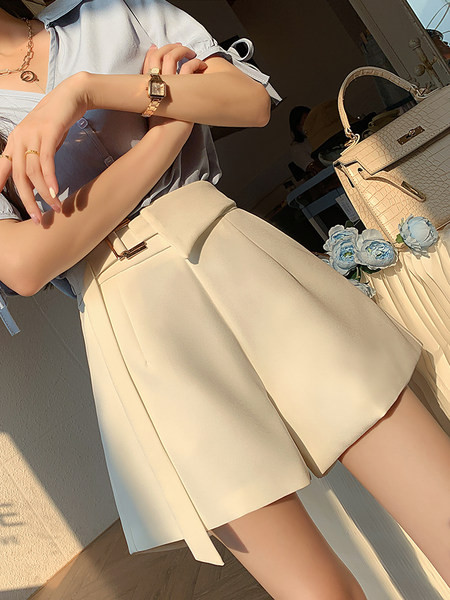 Κομμένο σορτς με ασύμμετρο κούμπωμα