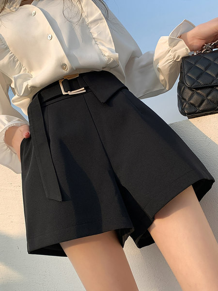 Κομμένο σορτς με ασύμμετρο κούμπωμα