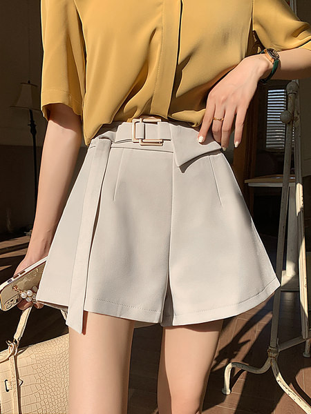 Κομμένο σορτς με ασύμμετρο κούμπωμα