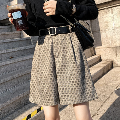 Γυναικείο φαρδύ σορτς με ψηλόμεσο ίσιο μοντέλο