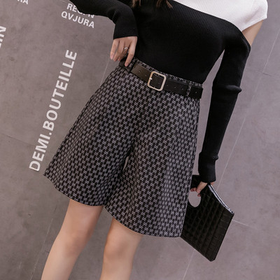 Γυναικείο φαρδύ σορτς με ψηλόμεσο ίσιο μοντέλο