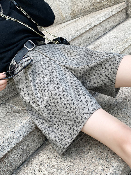 Γυναικείο φαρδύ σορτς με ψηλόμεσο ίσιο μοντέλο