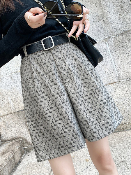 Γυναικείο φαρδύ σορτς με ψηλόμεσο ίσιο μοντέλο