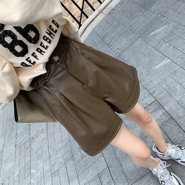 Κομμένο μοντέλο σορτς από οικολογικό δέρμα