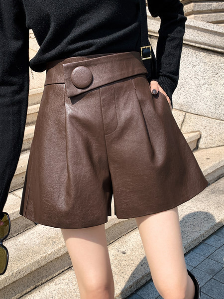 Дамски къси кожени панталони със странично закопчаване 