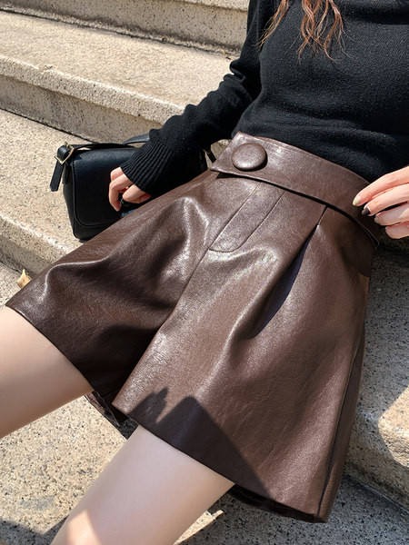 Дамски къси кожени панталони със странично закопчаване 