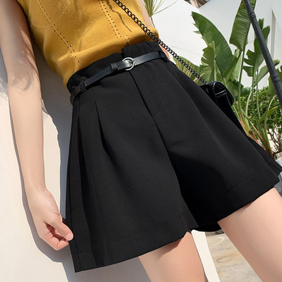 Laiad vööga lühikesed püksid