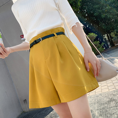 Laiad vööga lühikesed püksid