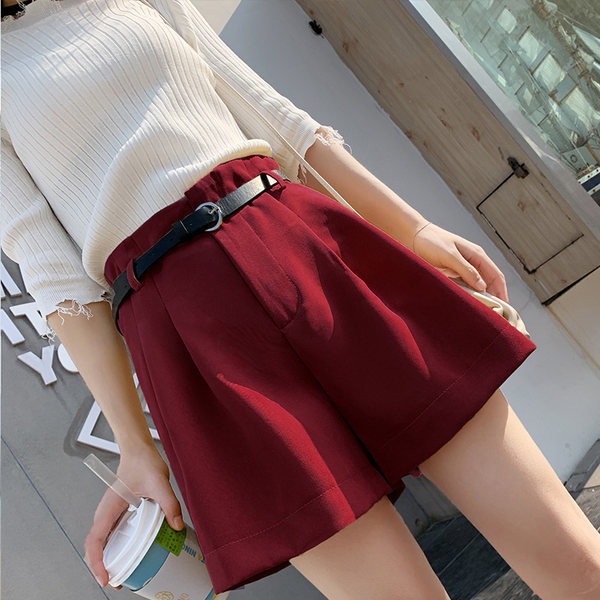 Laiad vööga lühikesed püksid