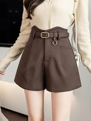 Μοντέρνο γυναικείο σορτς με ζώνη - μαύρο και καφέ χρώμα