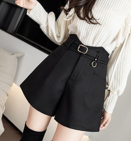 Μοντέρνο γυναικείο σορτς με ζώνη - μαύρο και καφέ χρώμα