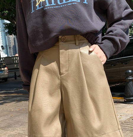 Σορτς από συνθετικό δέρμα με μήκος 3/4