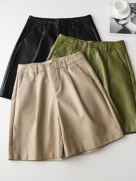 Σορτς από συνθετικό δέρμα με μήκος 3/4