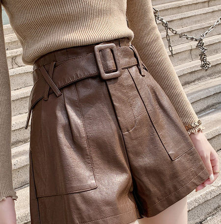 Široki model ženskih hlača od eko kože sa remenom