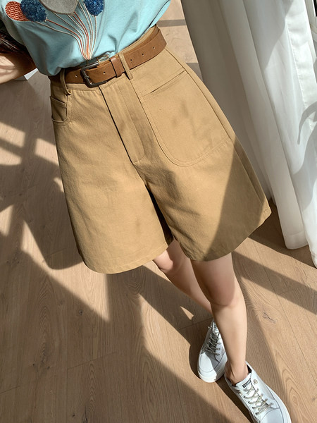 Naiste lühikesed püksid kõrge vöökoha ja taskutega