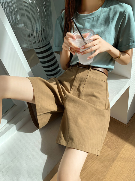 Naiste lühikesed püksid kõrge vöökoha ja taskutega