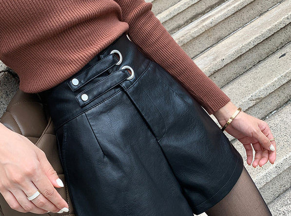 Μοντέρνο σορτς από έκο δέρμα με ασύμμετρο κούμπωμα