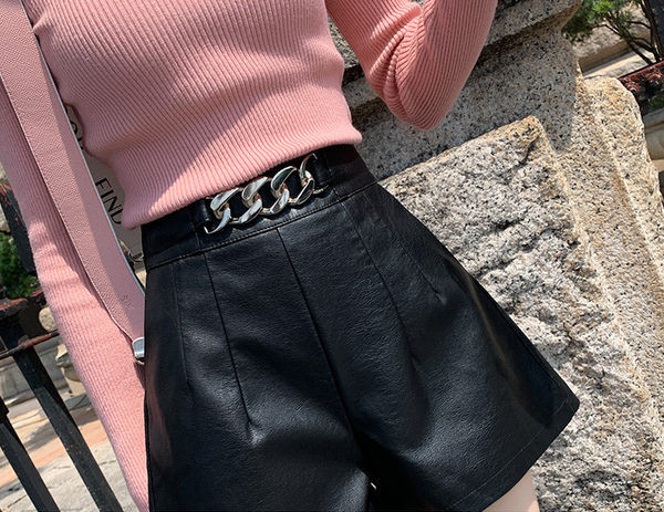 Μοντέρνο γυναικείο ψηλόμεσο δερμάτινο σορτς