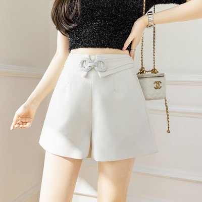 Γυναικείο σορτς με ζώνη σε λευκό και μαύρο χρώμα