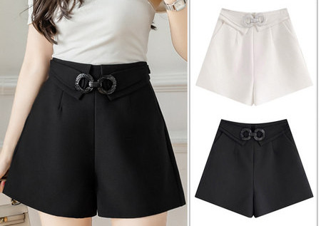 Γυναικείο σορτς με ζώνη σε λευκό και μαύρο χρώμα