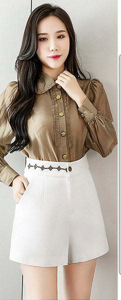 Moodsad kõrge vöökoha ja ketiga naiste lühikesed püksid