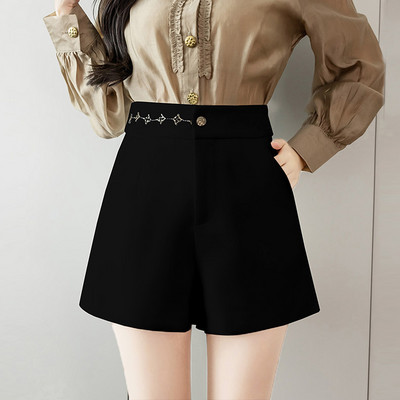 Moodsad kõrge vöökoha ja ketiga naiste lühikesed püksid