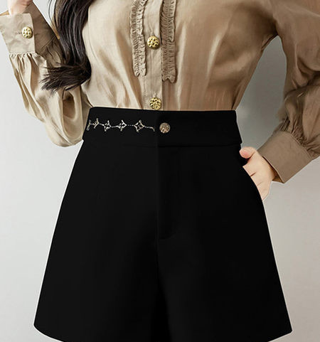 Moodsad kõrge vöökoha ja ketiga naiste lühikesed püksid