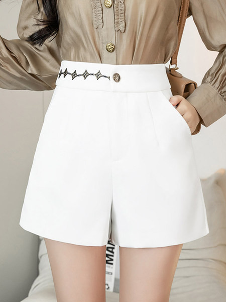 Moodsad kõrge vöökoha ja ketiga naiste lühikesed püksid