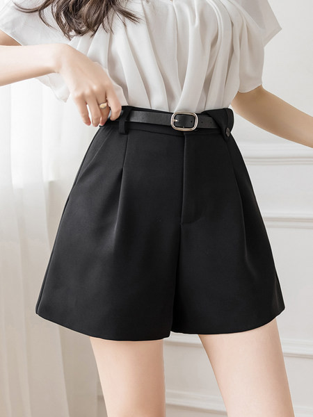 Φαρδύ μοντέλο γυναικείο σορτς με ζώνη