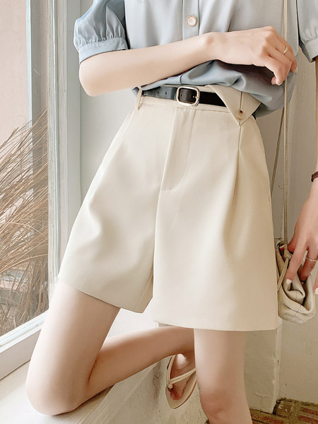 Φαρδύ μοντέλο γυναικείο σορτς με ζώνη