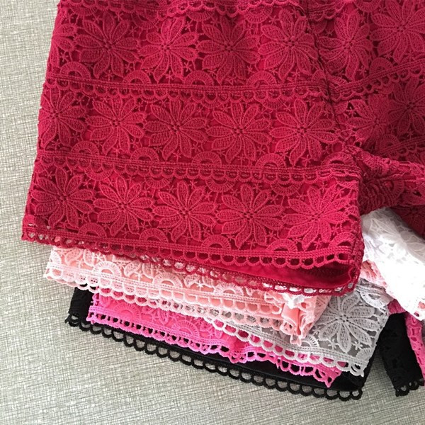 Къси дамски панталони с ластична талия и дантела 