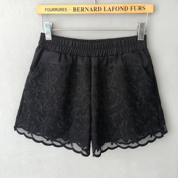 Pitsiga ja elastse vöökohaga lühikesed püksid