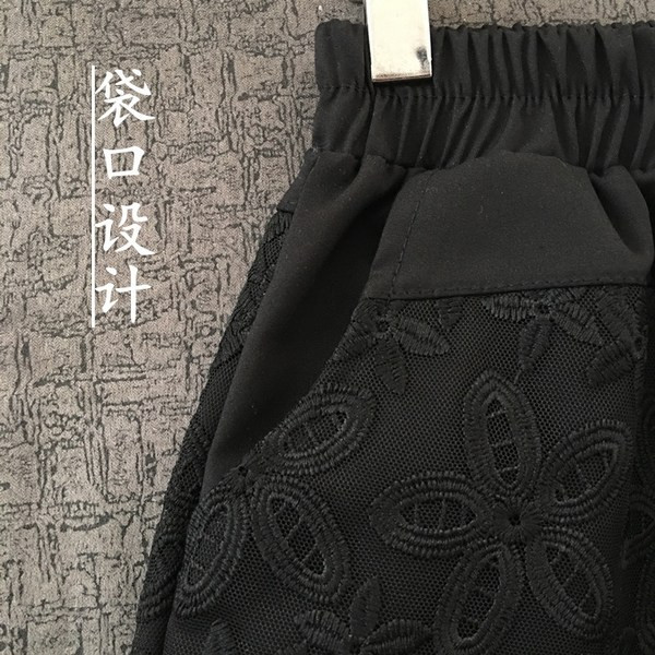 Pitsiga ja elastse vöökohaga lühikesed püksid