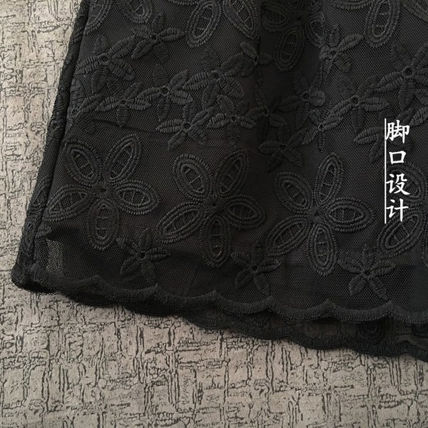 Pitsiga ja elastse vöökohaga lühikesed püksid