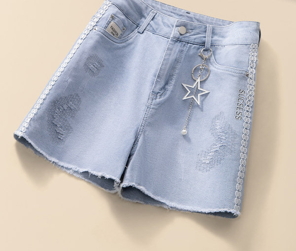 Τζιν σορτς με μεταλλική αλυσίδα