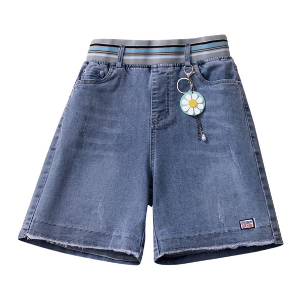 Μοντέρνο κοντό τζιν με μενταγιόν