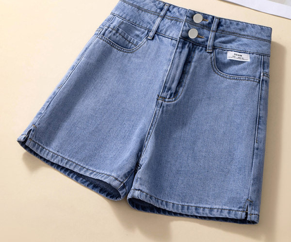 Moodsad taskute ja nööpidega teksad