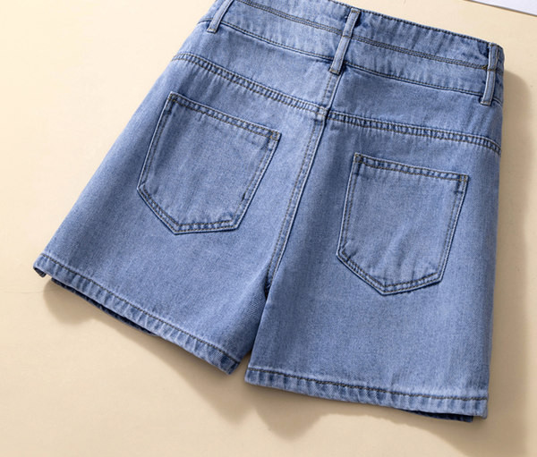 Moodsad taskute ja nööpidega teksad