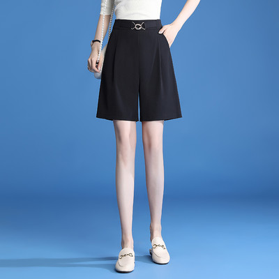 Široki model ženskih hlača s metalnim ukrasom