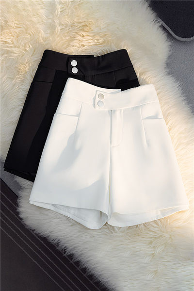 Moderne kratke hlače u bijeloj i crnoj boji